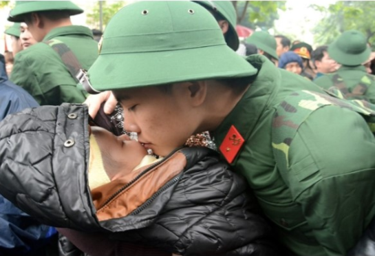 Chỉ riêng Hà Nội, hôm nay, có gần 3.500 thanh niên trên địa bàn 30 quận, huyện lên đường nhập ngũ 2018 và cũng từ những lễ nhận quân rất nhiều hình ảnh đã được các người thân của các tân binh lưu lại và đăng tải trên mạng xã hội.