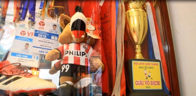 Mẹ Hồng Duy cho biết, một năm Duy về được đôi lần cho nên lúc nào bà cũng nhớ thương con. Thế nhưng, bà vẫn luôn an ủi và động viên con cố gắng hoàn thành nhiệm vụ ở Học viện và đội tuyển.