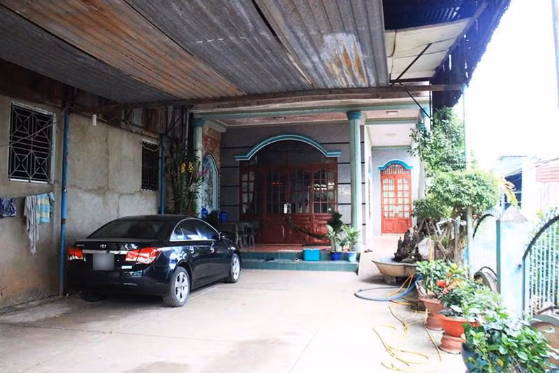 Hiện tại, căn nhà được xây dựng khá lâu của gia đình chỉ có bố mẹ của Duy Pinky là ông Nguyễn Tấn Phong (SN 1963) và bà Bùi Thị Ngọc Kiều (SN 1967) ở đây. Hai anh trai của Duy đều đã lập gia đình và sống riêng.