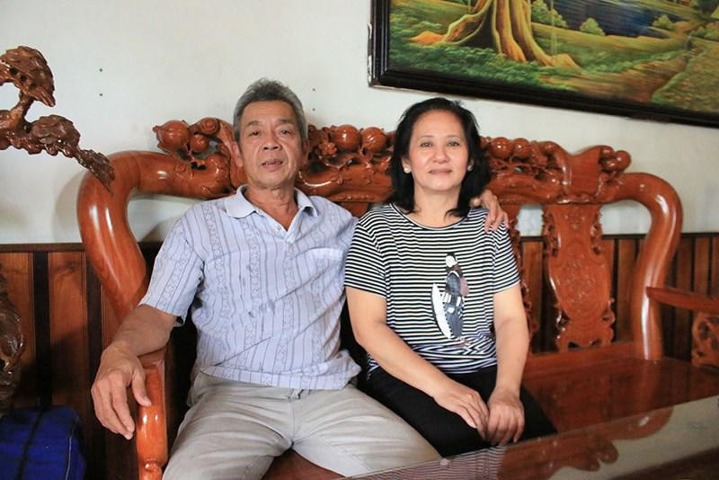 Bên trong ngoài bộ bàn ghế gỗ được chạm trổ tinh tế thì chỉ có vài vật dụng cần thiết. Màu trầm của gỗ khiến toàn bộ phòng khách trở nên nhẹ nhàng, ấm áp đến không ngờ.