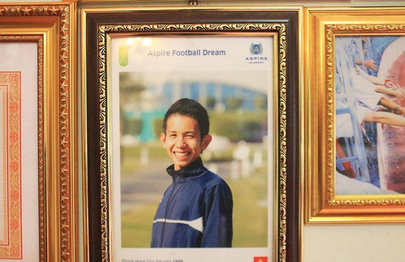 Được đào tạo tại Học viện Bóng đá Hoàng Anh Gia Lai, hơn 7 năm qua Nguyễn Phong Hồng Duy xa quê, xa bố mẹ để theo nghiệp cầu thủ.