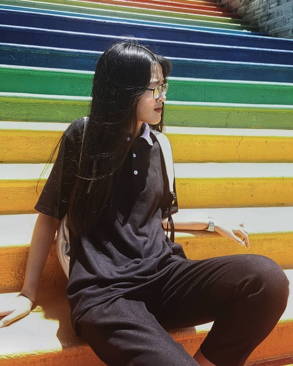 Không những thế, nhiều du khách ghé thăm Đà Lạt bắt đầu lựa chọn trường Hùng Vương để "check-in" sống ảo cùng những bậc cầu thang màu sắc.