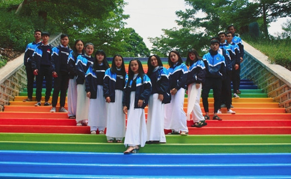 Không chỉ Dinh 1 ở Đà Lạt mà mới đây, trường THPT Hùng Vương (Lâm Đồng) cũng bắt đầu trở thành tâm điểm lui tới của giới trẻ khi ra mắt cầu thang cầu vồng.