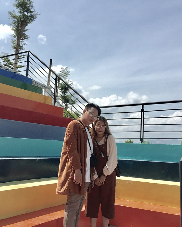 Nhiều bạn trẻ trong và ngoài thành phố cũng vì thế mà ùn ùn kéo nhau đến để tạo dáng chụp hình. Bên cạnh đó, các cặp đôi mặc đồ tone-sur-tone cũng đến đây để "check-in" những bức ảnh thần thánh.