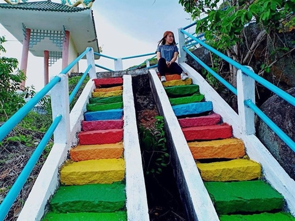 Nằm trên ngọn đồi của núi Cô Tô thuộc xã An Tức, huyện Tri Tôn, tỉnh An Giang, Đồi Tức Dụp được biết đến là một địa điểm tham quan du lịch với hệ thống nhiều hang động lớn nhỏ và các tảng đá nằm hiên ngang giữa bạt ngàn rừng cây.