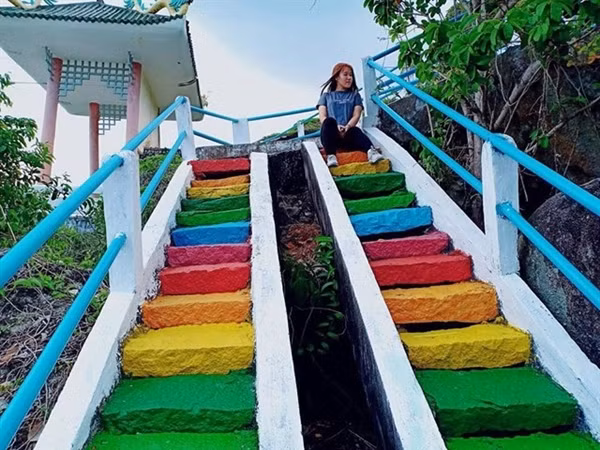 Nằm trên ngọn đồi của núi Cô Tô thuộc xã An Tức, huyện Tri Tôn, tỉnh An Giang, Đồi Tức Dụp được biết đến là một địa điểm tham quan du lịch với hệ thống nhiều hang động lớn nhỏ và các tảng đá nằm hiên ngang giữa bạt ngàn rừng cây.