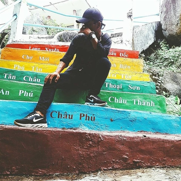 Mặc dù không được trọn vẹn, rực rỡ và sang chảnh như các địa điểm khác, tuy nhiên, những bậc thang rực rỡ này cũng như là một món quà tinh thần để tiếp thêm sức mạnh cho khách tham quan khi chinh phục Đồi Tức Dụp cao 216m với khoảng gần 2 tiếng đồng hồ đi bộ.