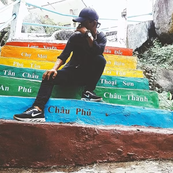 Mặc dù không được trọn vẹn, rực rỡ và sang chảnh như các địa điểm khác, tuy nhiên, những bậc thang rực rỡ này cũng như là một món quà tinh thần để tiếp thêm sức mạnh cho khách tham quan khi chinh phục Đồi Tức Dụp cao 216m với khoảng gần 2 tiếng đồng hồ đi bộ.