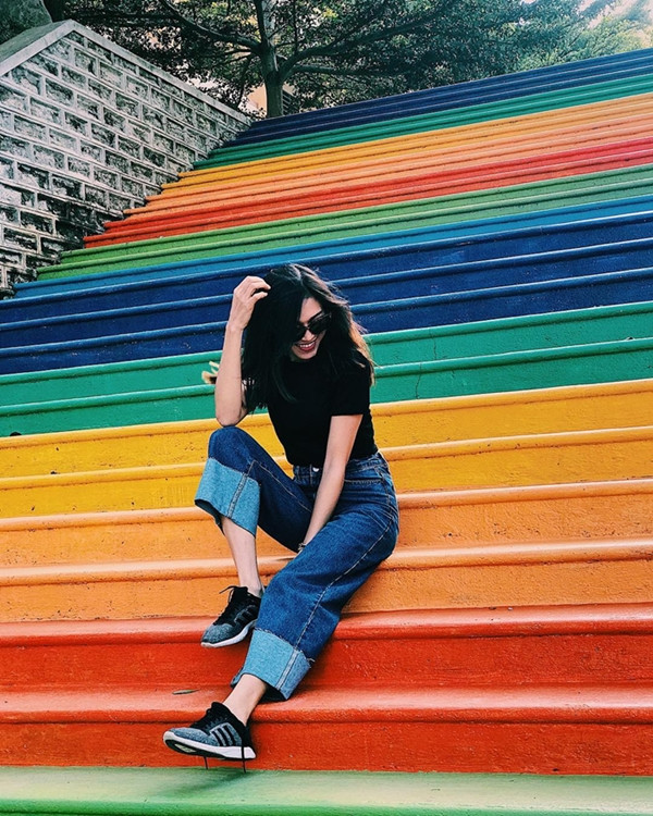 Khá bất ngờ khi đây là thành quả ấn tượng của những học sinh vi phạm trong trường. Trong lúc bị phạt quét cầu thang, nhóm học sinh đã nảy ra ý tưởng sơn bậc thang theo màu 7 sắc cầu vồng.