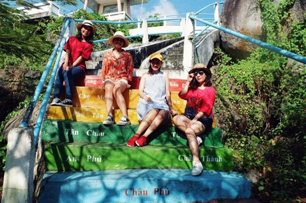 sau quá trình sửa sang, Đồi Tức Dụp đã khoác lên mình màu áo mới với bậc thang 7 màu sặc sỡ giữa núi non hùng vĩ.