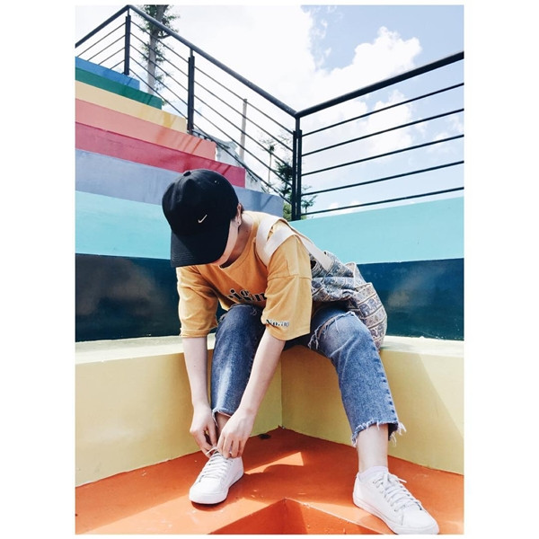 Khu dân cư Hoàng Phú nằm trên lưng chừng núi Cô Tiên. Ở lối đi dẫn lên các tòa nhà mang đậm kiến trúc Tây Âu là những bậc thang đầy đủ màu sắc được thiết kế như để dành riêng cho các "thánh mê sống ảo".