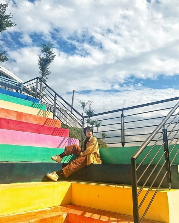 Mới đây, thiên đường nắng gió này lại tiếp tục thu hút sự quan tâm của giới trẻ kể từ khi xuất hiện khu dân cư cao cấp Hoàng Phú Residence với tha hồ các địa điểm sống ảo miễn phí, trong đó không thể không kể đến là bậc thang 7 sắc cầu vồng cực kỳ bắt mắt được nhiều bạn trẻ chia sẻ.