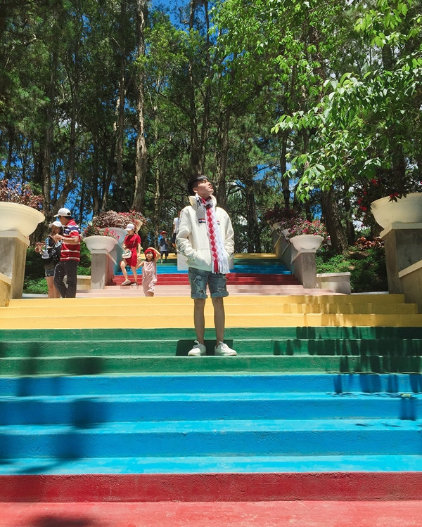 Cầu thang 7 sắc cầu vồng ở Dinh 1 như một điểm nhấn giữa sắc xanh của thiên nhiên vậy. Cũng vì lẽ đó mà nơi đây trở thành điểm check-in của đông đảo các bạn trẻ mê du lịch, ưa chụp hình.