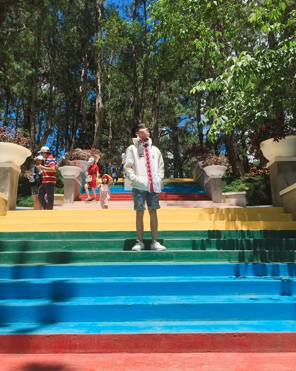 Cầu thang 7 sắc cầu vồng ở Dinh 1 như một điểm nhấn giữa sắc xanh của thiên nhiên vậy. Cũng vì lẽ đó mà nơi đây trở thành điểm check-in của đông đảo các bạn trẻ mê du lịch, ưa chụp hình.