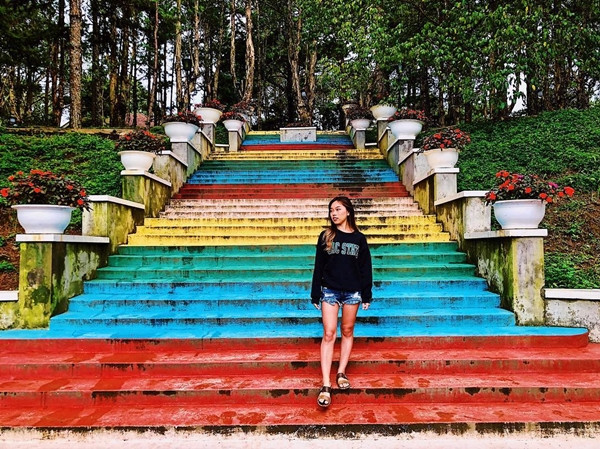 Dinh 1 Đà Lạt là một trong 3 dinh thự của vua Bảo Đại tại Đà Lạt. Trong khuôn viên của dinh thự này, bên cạnh rừng thông còn có cầu thang cầu vồng với 7 sắc rực rỡ.