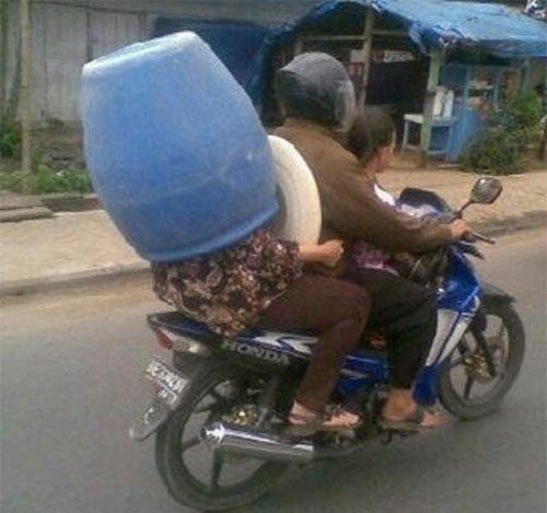 Người phụ nữ này đội hẳn chiếc thùng phuy lên người.