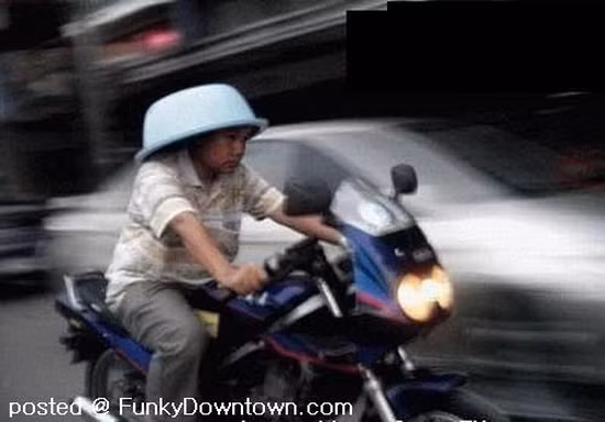 Sẵn có cái chậu làm mũ bảo hiểm.