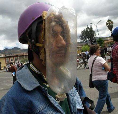 Với môi trường ô nhiễm nặng nề, người đàn ông Trung Quốc trên đã nghĩ ra một chiếc mũ bảo hiểm kèm mặt nạ phòng bụi.