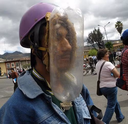 Với môi trường ô nhiễm nặng nề, người đàn ông Trung Quốc trên đã nghĩ ra một chiếc mũ bảo hiểm kèm mặt nạ phòng bụi.