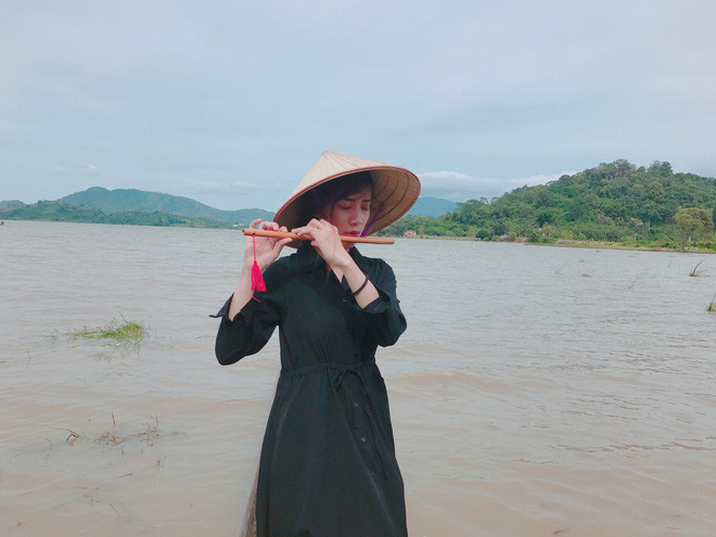 Thời gian đầu phải đi nhiều nơi rất nóng mà đội nón lưỡi trai thông thường không đủ che đi nắng gắt, Ngọc phát hiện ra đội nón lá che nắng, che mưa rất hiệu quả. Cô nàng còn bất chợt nhận ra rằng chụp ảnh cùng nón lá rất đẹp, không chỉ là đặc trưng như một biểu tượng của Việt Nam mà còn rất thời trang và cá tính.