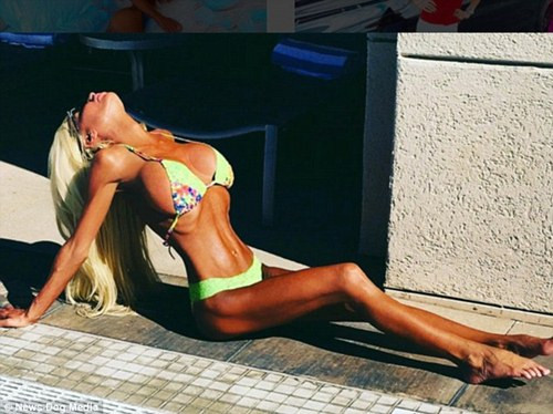 Lớn lên, cô cảm thấy xấu hổ và tự ti về ngoại hình của mình nên đã thực hiện phẫu thuật thẩm mỹ gần như toàn bộ để xóa đi tất cả những thứ đã có trong quá khứ.