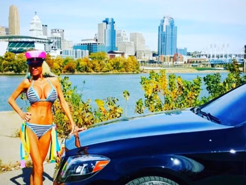 Chia sẻ về quyết định táo bạo này, Nannette kể lại rằng, bản thân cô rất thích chơi với những búp bê Barbie và từ đó dần dần hình thành ước mơ một ngày mình sẽ giống nhân vật này.