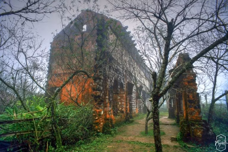 Một khi đã đặt chân tới Sa Pa, sẽ rất đáng tiếc nếu bạn bỏ qua điểm tham quan hấp dẫn này. Với phông nền ảo diệu, Tu viện cổ Tả Phìn sẽ trở thành điểm check in hoàn hảo cho những tín đồ đam mê chụp ảnh.