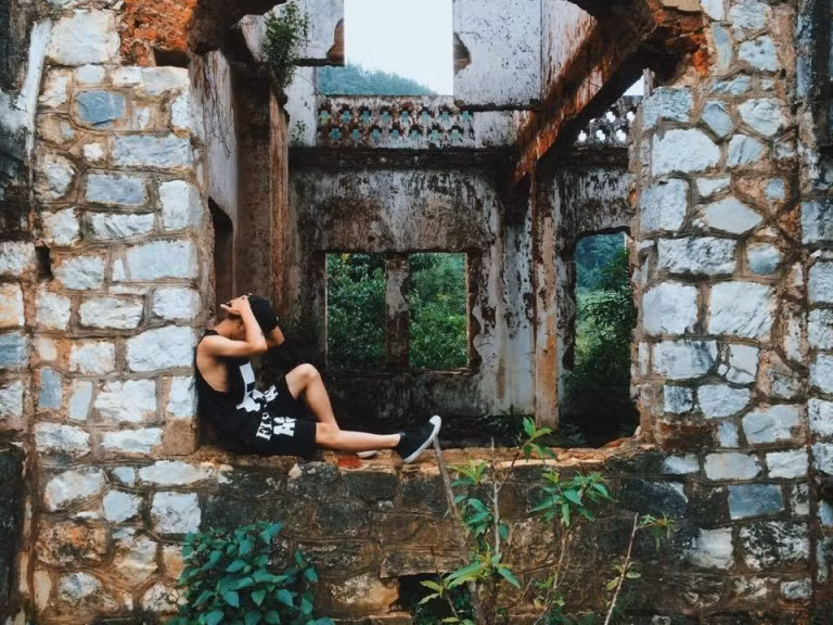 Còn đi xa hơn một chút, Bản Tủ Phìn chỉ cách tu viện 5km, bạn hãy đến đây để khám phá đời sống văn hóa rất đặc sắc của người Dao đỏ, cũng như nghề dệt thổ cẩm truyền thống. Ảnh: Capoule.