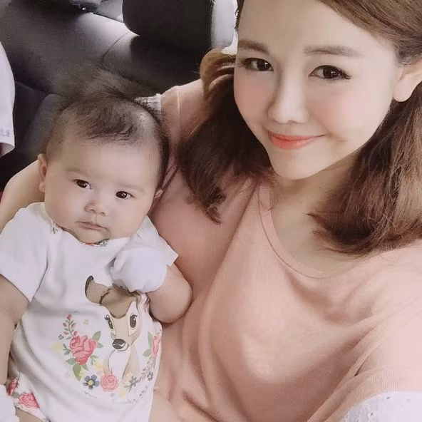 Cách đây khoảng 7 tháng, Qiu Qiu vừa hạ sinh một bé gái nhưng sau khi sinh cô khiến nhiều người cảm thấy sốc khi liên tục nhờ đến dao kéo để đại tu lại nhan sắc của mình.