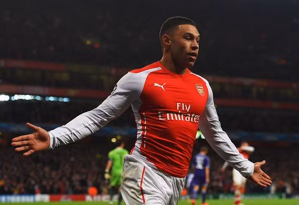 Không có nhiều cơ hội ra sân của mùa giải năm nay và thường xuyên phải thi đấu trái vị trí sở trường, Oxlade Chamberlain vừa qua đã công khai việc muốn rời Arsenal ngay khi TTCN mùa hè 2017 mở cửa. Ảnh: Goal.