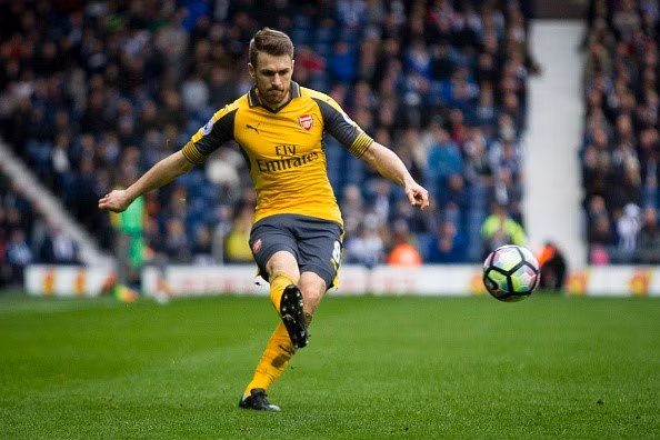 Trong nhiều mùa giải vừa qua, Aaron Ramsey là mắt xích vô cùng quan trọng trong hệ thống tuyến giữa của Arsenal, tuy nhiên hợp đồng của "thần chết" người xứ Wales này đã gần hết hạn nhưng phía lãnh đạo của đội chủ sân Emirates vẫn chưa có động thái gia hạn hợp đồng. Ảnh: Goal.