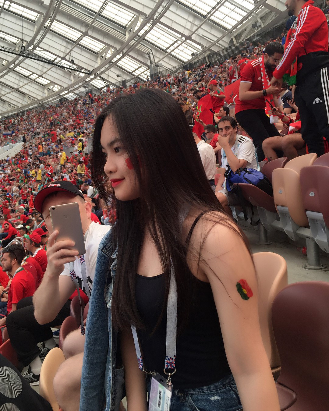 Dù chỉ đăng tải những bức ảnh chụp góc nghiêng trên khán đài World Cup của SVĐ Luzhniki nhưng ngay lập tức, trang cá nhân của Thu Giang được nhiều dân mạng "nằng nặc" đòi xin và không ngần ngại ấn nút theo dõi.