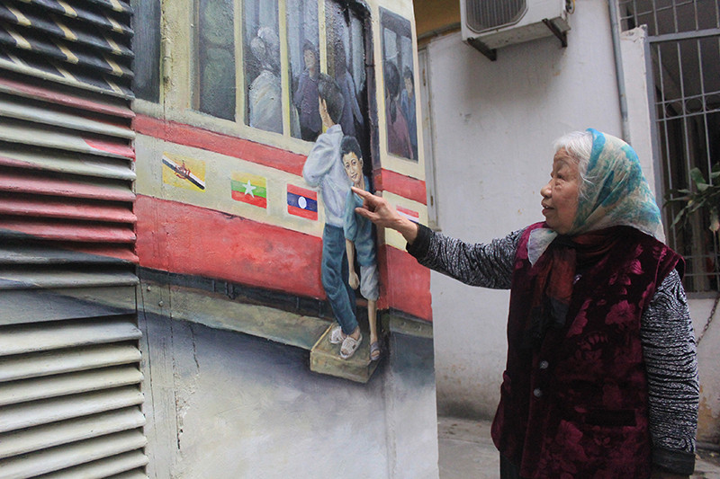 Cụ Nguyễn Thị Sản, nhà A3 khu tập thể Phụ nữ Trung ương chia sẻ: "Từ khi có những bức tranh, người dân sống trong khu tập thể rất phấn khởi và những đứa trẻ thích thú khi được nhìn ngắm các bức tranh. Những bức tranh khiến các bức tường cũ kỹ sáng hẳn lên và tạo một diện mạo mới cho khu tập thể"