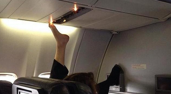 Không chỉ gác chân lên màn hình, vị khách còn sử dụng chân để điều chỉnh công tắc đèn và điều hòa trên máy bay.