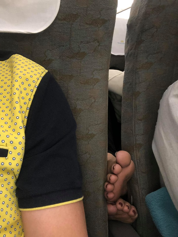 Ngay sau khi hình ảnh trên được chia sẻ, dưới phần bình luận, hầu hết các dân mạng đều tỏ ra bức xúc trước hành động kém duyên của nữ hành khách, đồng thời chia sẻ những tình cảnh gặp " bàn chân hư" tương tự mà họ từng gặp phải.