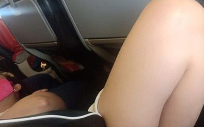 Chia sẻ về bức ảnh mình đăng tải, T.Q.T có viết: "Thật ra mình không định chụp lại và đăng lên đâu. Chỉ là mình quá bức xúc vì thái độ của chị ấy khi được nhắc nhở, và chị ấy còn gác chân lên người mình nữa".