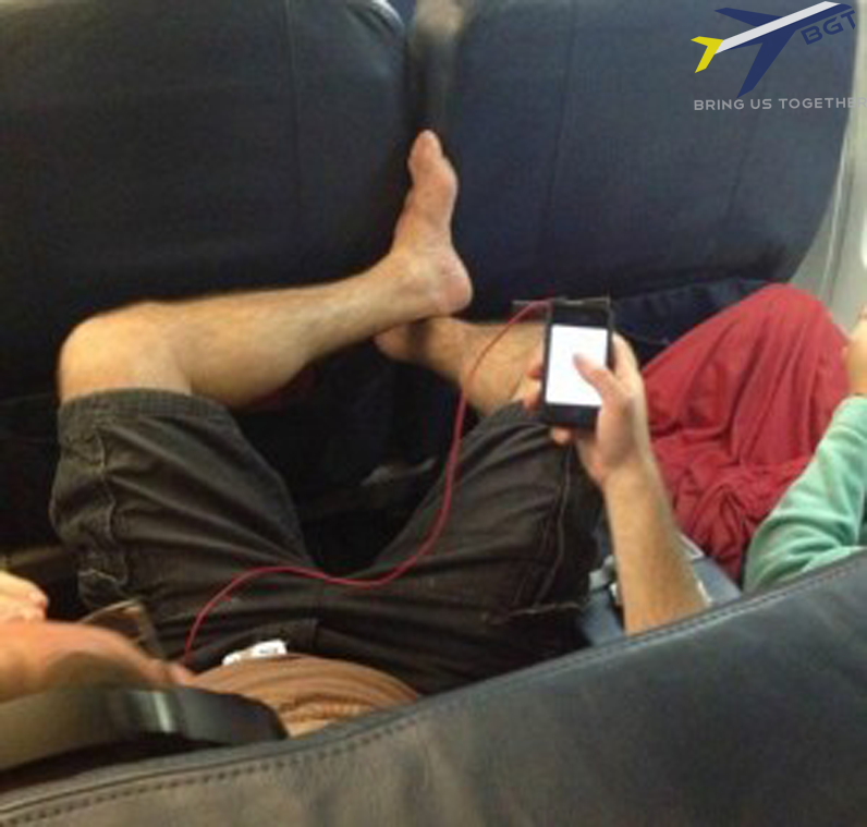 Tư thế ngồi không hợp "quy chuẩn" trên máy bay của vị khách từng khiến nhiều người phải buông lời chỉ trích.