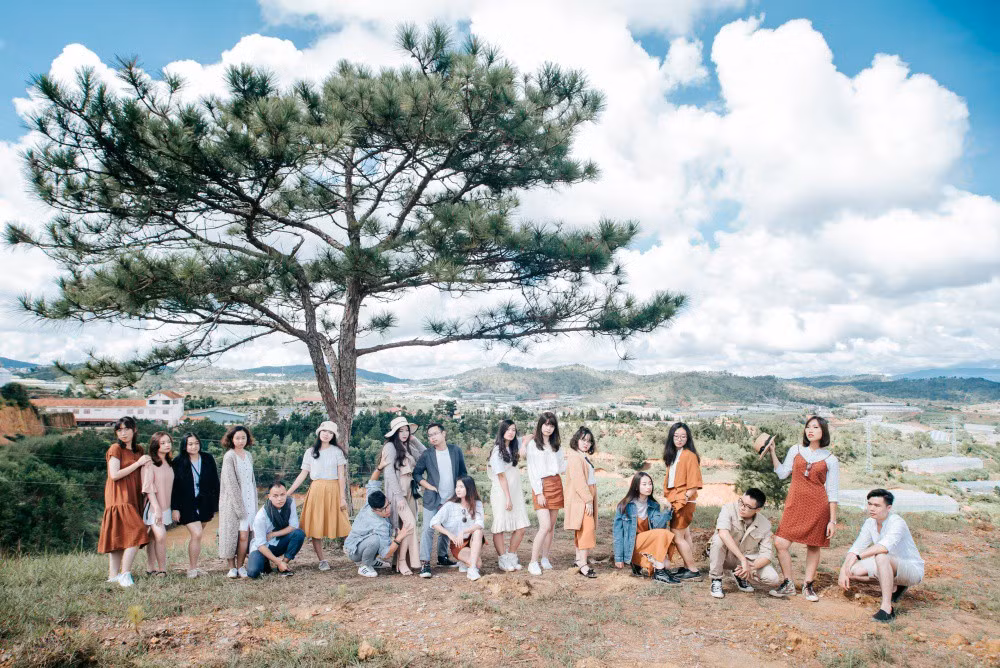 Bộ ảnh kỷ yếu được dân mạng nhắc tới về việc đầu tư về cả tâm huyết lẫn tiền bạc vừa qua là sản phẩm của lớp Luật Quốc tế - Học viện Ngoại giao. Với bộ ảnh này, các bạn học sinh đã phải bỏ chi phí 3,5 triệu đồng/ người cho tất cả các chi phí liên quan.