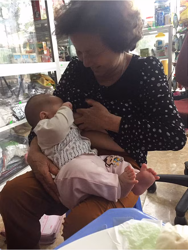 Ngay sau hình ảnh về bà nội cho cháu bú, dân mạng đã đưa ra những ý kiến cá nhân rằng đây là 1 khoảnh khắc đẹp trong cuộc sống. Đơn cử như bà mẹ bỉm sữa có nickname V.B nói: "Mẹ chồng tôi cũng thế này. Tôi rất thích bà như thế, vì làm vậy thấy bà thương cháu, thương con nhiều hơn".