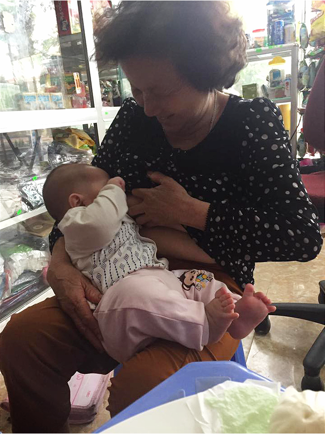 Ngay sau hình ảnh về bà nội cho cháu bú, dân mạng đã đưa ra những ý kiến cá nhân rằng đây là 1 khoảnh khắc đẹp trong cuộc sống. Đơn cử như bà mẹ bỉm sữa có nickname V.B nói: "Mẹ chồng tôi cũng thế này. Tôi rất thích bà như thế, vì làm vậy thấy bà thương cháu, thương con nhiều hơn".