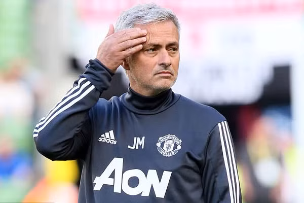 Cầu thủ thứ 8 rời M.U: Nguồn tin độc quyền của tờ Manchester Evening News khẳng định, Guillermo Varela đã đồng ý các điều khoản để rời M.U và trở lại thi đấu cho Penarol theo một bản hợp đồng dài hạn. Cầu thủ này hiện đã không còn góp mặt tại Khu tập luyện Carrington mà trở về Uruguay để hoàn tất hợp đồng với đội bóng quê nhà. Dự kiến, đầu tuần tới, M.U sẽ chính thức thông báo trên trang chủ về việc chia tay Varela. Được biết, Valera sẽ là cầu thủ thứ 8 rời “Quỷ đỏ” trong hè 2017, sau Zlatan Ibrahimovic, Wayne Rooney, Adnan Januzaj, Josh Harrop, Sam Johnstone, Cameron Borthwick-Jackson và Timothy Fosu-Mensah.