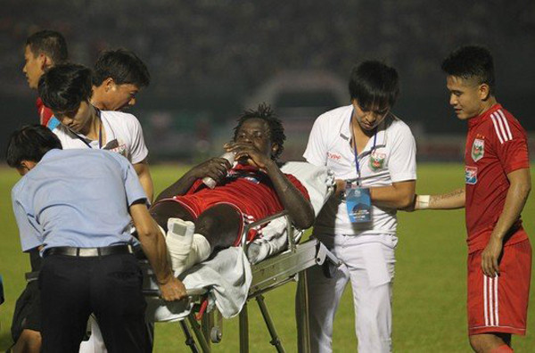 Pha xoạc bóng của Thanh Hào một lần nữa khiến người hâm mộ bàng hoàng bởi cách đây không lâu, hậu vệ Quế Ngọc Hải của SLNA cũng vào bóng khiến Anh Khoa (SHB Đà Nẵng) chấn thương nghiêm trọng.