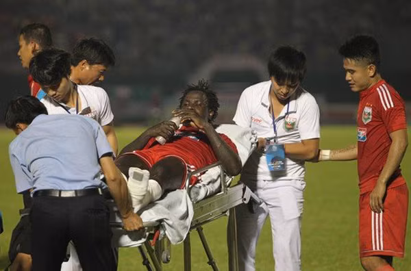 Pha xoạc bóng của Thanh Hào một lần nữa khiến người hâm mộ bàng hoàng bởi cách đây không lâu, hậu vệ Quế Ngọc Hải của SLNA cũng vào bóng khiến Anh Khoa (SHB Đà Nẵng) chấn thương nghiêm trọng.