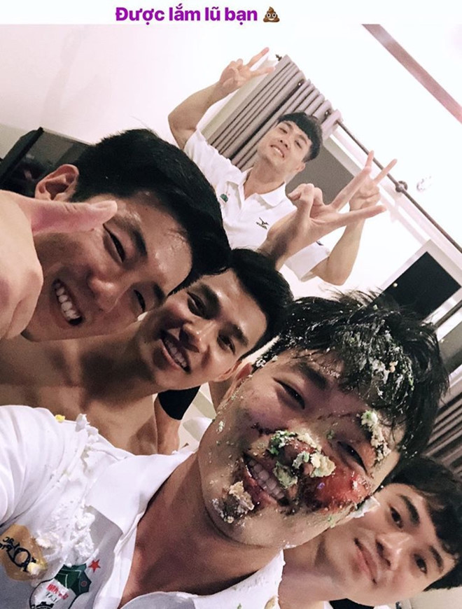 Xuân Trường thường là đầu têu trong trò úp bánh kem vào mặt đồng đội ở đội U23 Việt Nam hay tại HAGL. Nhưng lần này, Trường “híp” lại là người lãnh đủ, dù đã rất đề phòng.