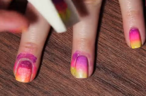 Bên cạnh ý kiến cho rằng bộ nail của Angela Do phải trả là quá đắt thì vẫn có nhiều người cho rằng giá đó là khá hợp lý bởi đó là dịp Tết, mọi thứ đều tăng giá chóng mặt và trở nên đắt đỏ hơn bao giờ.