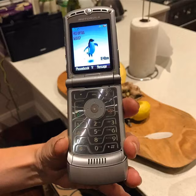 "Hồi lớp 8 có con điện thoại đen trắng là hạnh phúc lắm rồi ấy chứ, ai được mua là thuộc dạng oách chứ chẳng chơi. Bạn bè suốt ngày nhắn tin hỏi linh tinh đến tận nửa đêm. Vừa kể vừa nhớ thời ấy quá đơn giản nhưng vui vô cùng" Nickname Thuy Linh Hoang chia sẻ.