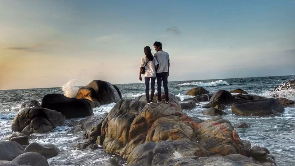 Sau khi chính thức trở thành người yêu, đôi bạn trẻ Việt Dương và Ngọc Trinh đã cùng nhau trải qua nhiều chuyến đồng hành cùng nhau. Từ Đà Lạt, Khánh Hòa, Ninh Thuận, Bình Thuận, Lâm Đồng, An Giang, Long An, Cà Mau, Sóc Trăng, Bạc Liêu, Cần Thơ, Kiên Giang, Đồng Tháp.