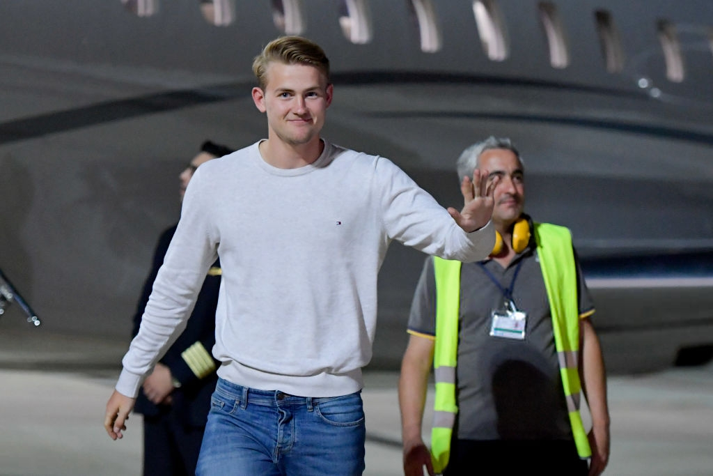 Bản hợp đồng có trị giá 67,5 triệu bảng đưa Matthijs De Ligt từ Ajax tới Juventus giúp cầu thủ này trở thành hậu vệ đắt giá thứ 3 trong lịch sử chuyển nhượng thế giới, chỉ xếp sau Virgil Van Dijk (75 triệu bảng) và Lucas Hernandez (71 triệu bảng).