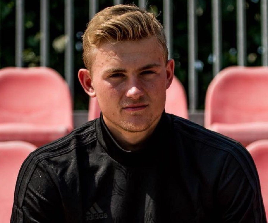 Trước khi tới Juventus, trung vệ De Ligt đã có những phát biểu khá vui vẻ về người tiền bối ở CLB đó là Cristiano Ronaldo rằng: "Ronaldo thật sự là người có công rất lớn trong việc chèo kéo tôi về với tiệm tóc của anh ấy. Anh ấy đã tiếp thị rất nhiều về tiệm tóc, vì thế tôi đã cười lớn....