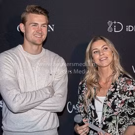 De Ligt trả lời cuộc phỏng vấn của Goal cách đây không lâu rằng: "Thời còn bé, tôi và đám bạn luôn ao ước được trở thành Ronaldo mỗi khi chơi bóng trong vườn nhà. Tôi nhớ rõ đó là giai đoạn anh ấy thi đấu thăng hoa cùng Man United. Chiếc áo bóng đá đầu tiên của tôi cũng in hình Ronaldo phía sau"